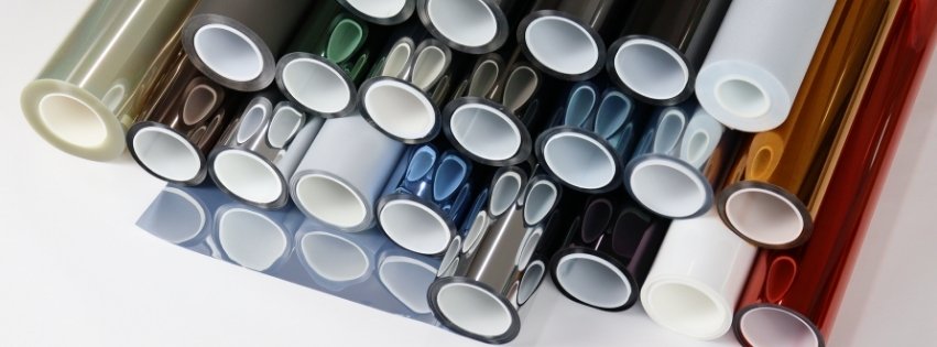 różne rodzaje folii okiennych w rolkach