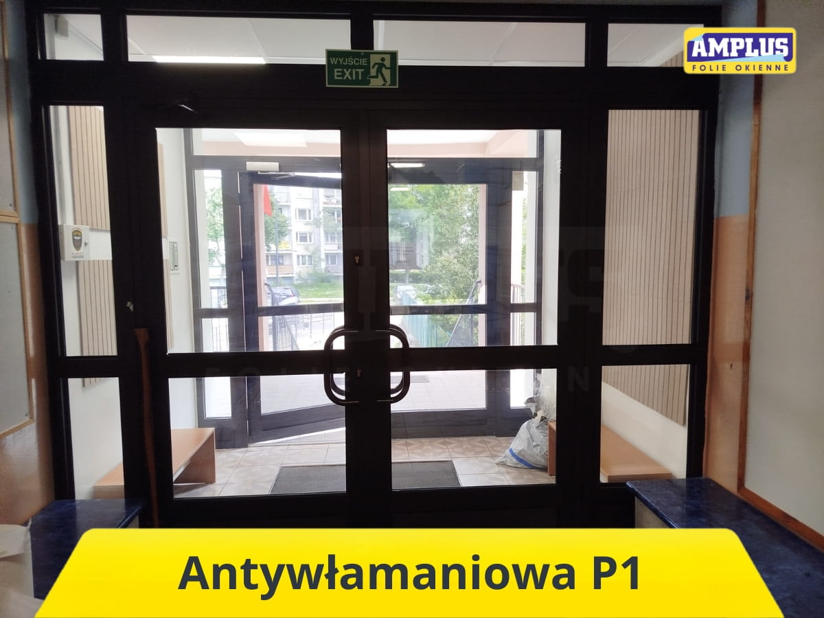folia antywłamaniowa P1 na drzwiach szklanych w budynku